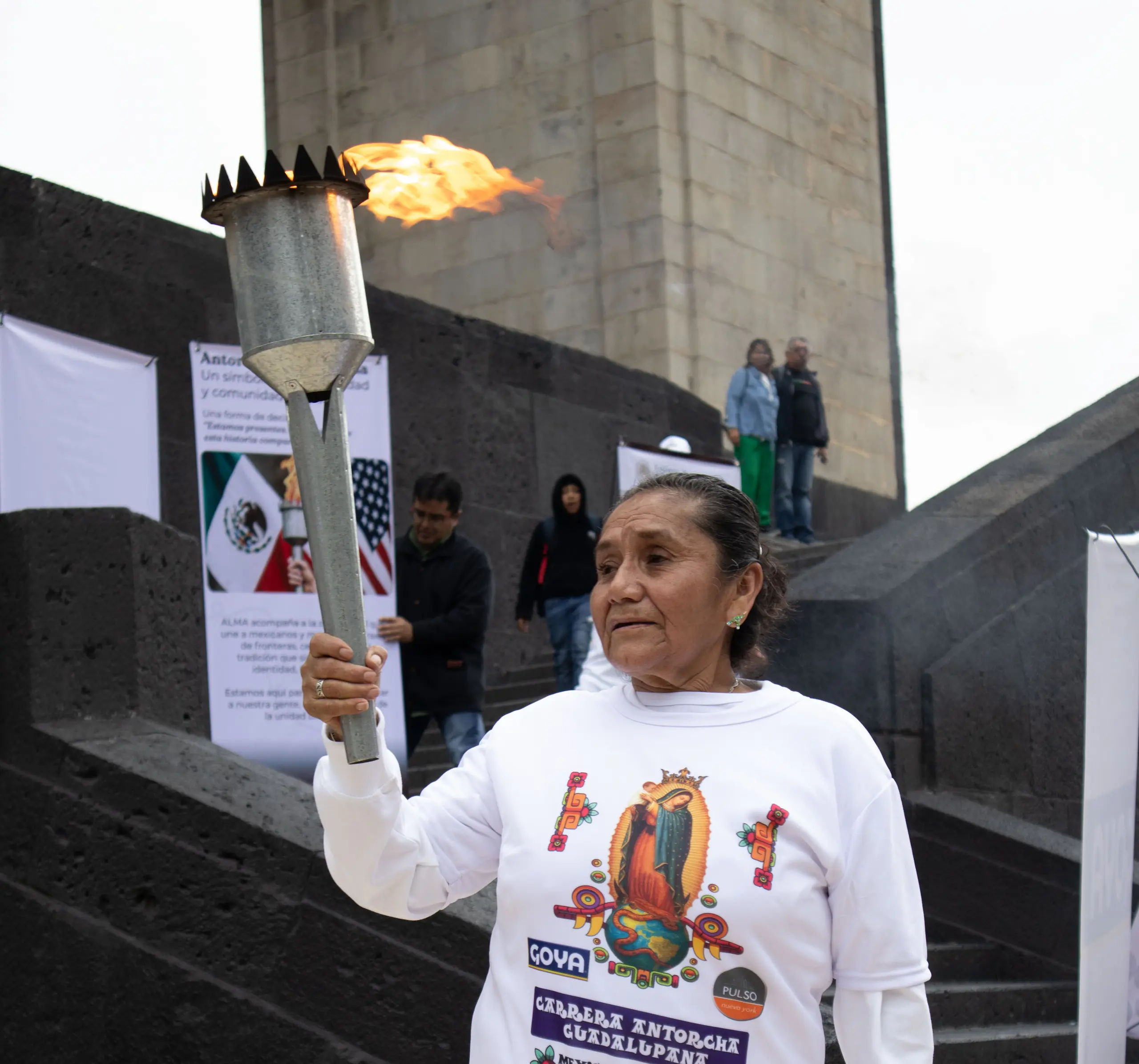 Lucía Margarita Romero sosteniendo la Antorcha Guadalupana. Ciudad de México, 30 de agosto de 2025. Hans Leguízamo / MxPA