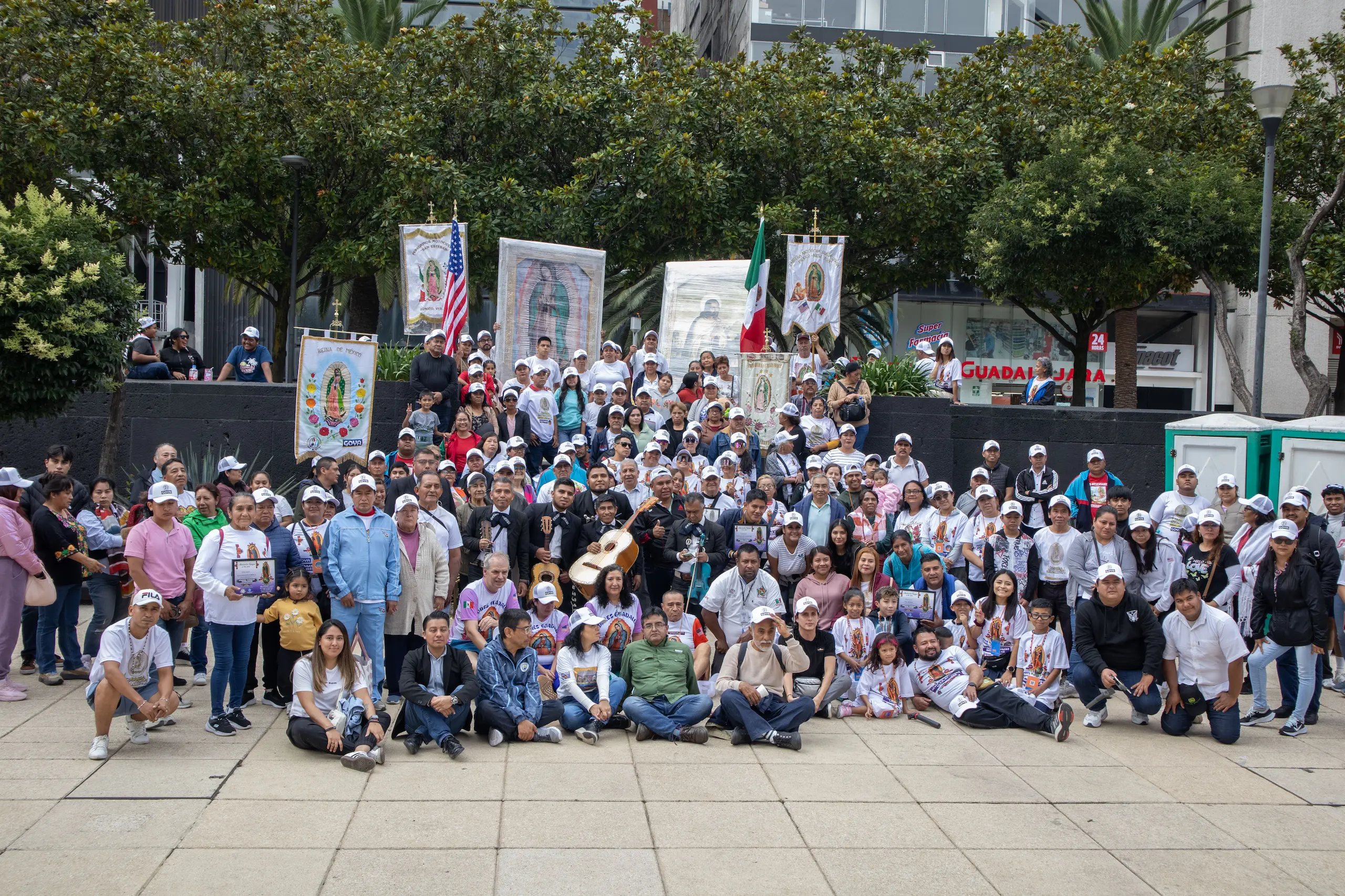 Fotografía grupal que marcó la hora de partida para la Carrera Antorcha Guadalupana. Ciudad de México, 30 de agosto de 2025. Hans Leguízamo / MxPA