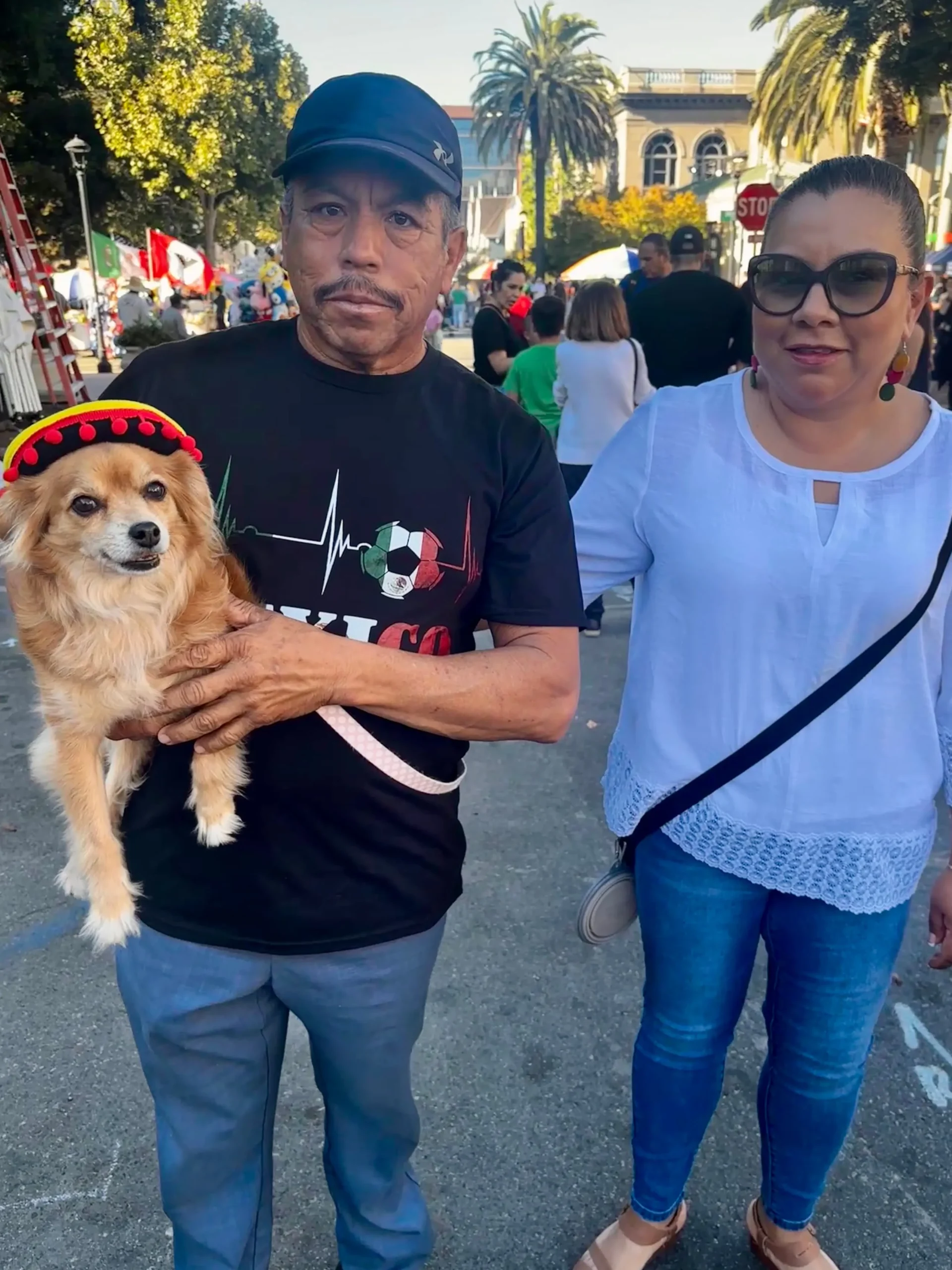 Venimos todos los años y nos quedaremos hasta el final para ver el Grito", dijeron a Peninsula 360 Press Javier y Margarita Samano, que llegaron acompañados de su perrita Flor.
