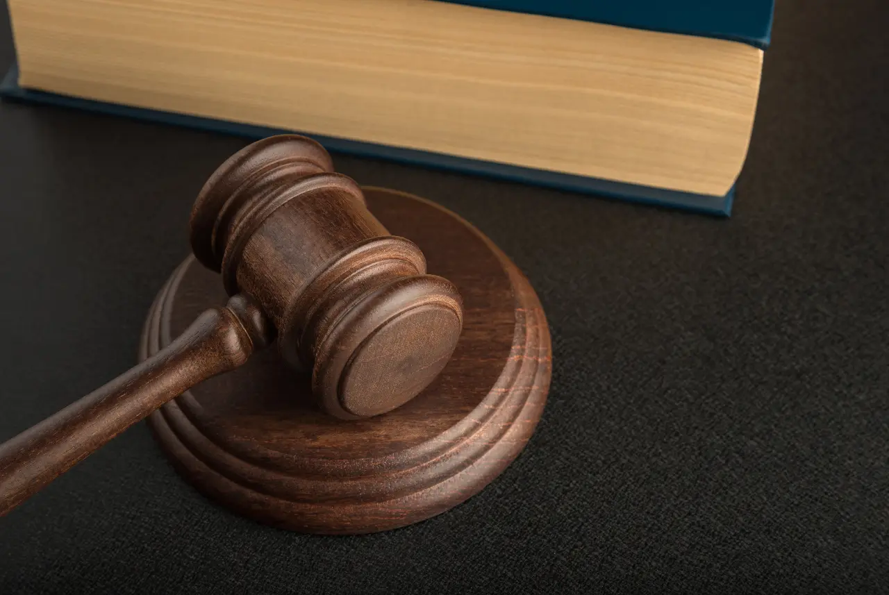 Ravneel Chaudhary, residente de East Palo Alto, presentó una queja formal en la que acusa múltiples violaciones a la Ley Brown de California. 