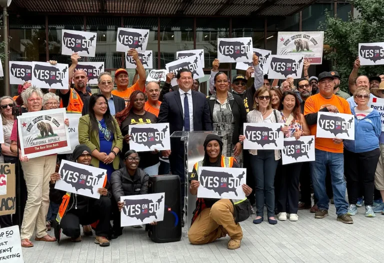 Funcionarios electos y residentes del condado de San Mateo se manifiestan para apoyar la propuesta 50