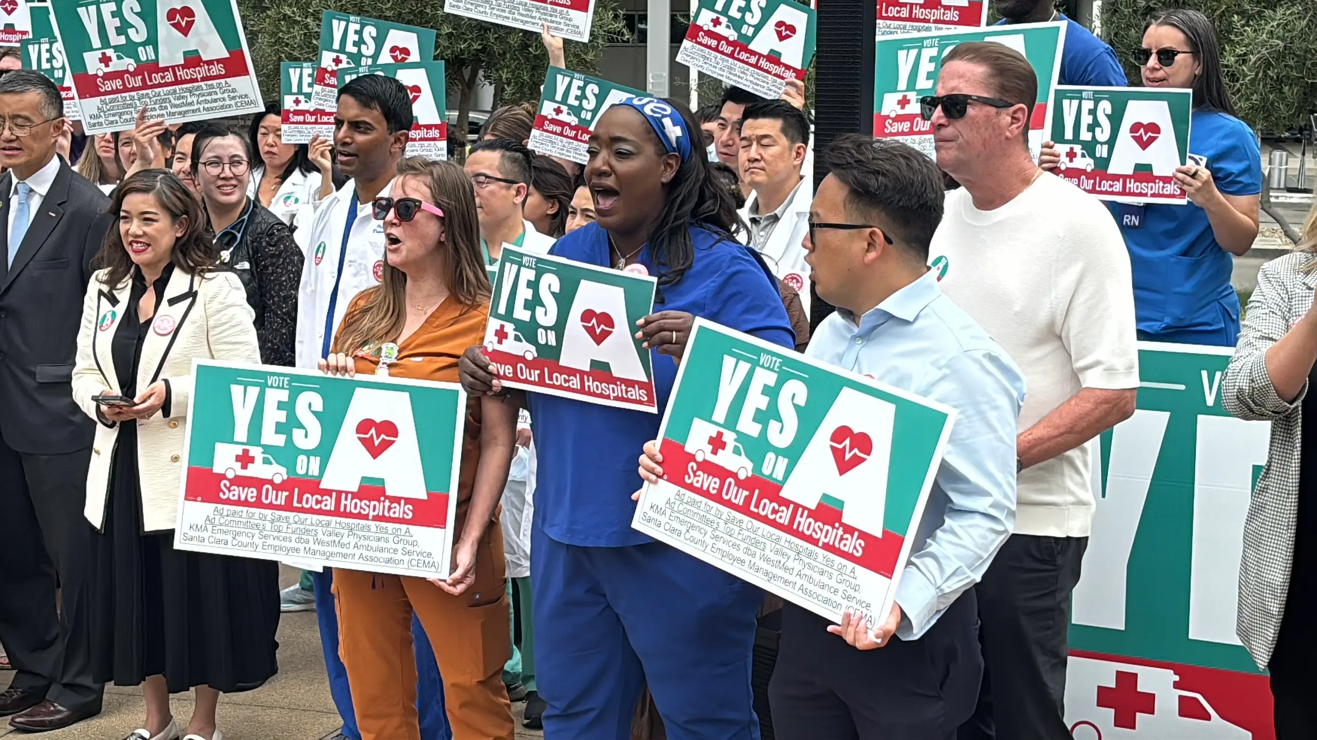 En un mediodía con sol tímido y llovizna a ratos, médicos y otros trabajadores de la salud del condado de Santa Clara se unieron este miércoles 10 de septiembre a funcionarios electos, para manifestar públicamente su apoyo a la Medida A.