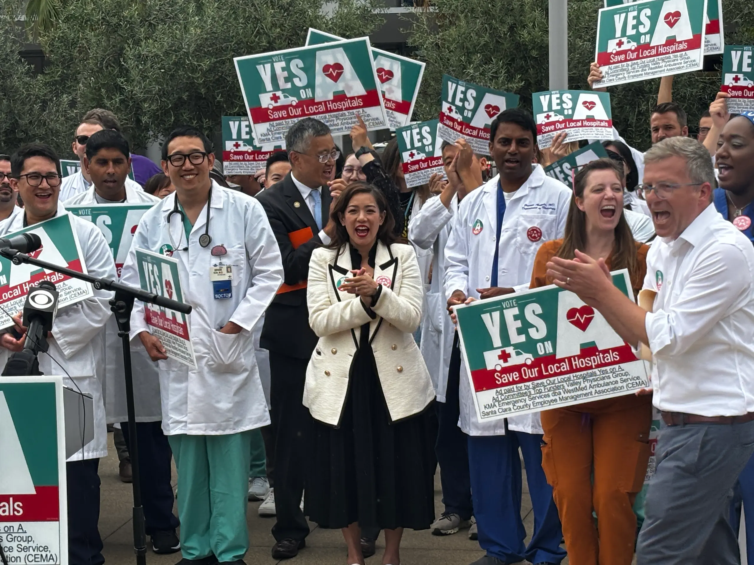 Funcionarios electos se reunieron para manifestar públicamente su apoyo a la Medida A para frenar recortes de Trump. Al centro de esta foto se encuentra la Supervisora Betty Duong, del distrito 2. Foto: Raúl Ayrala. 