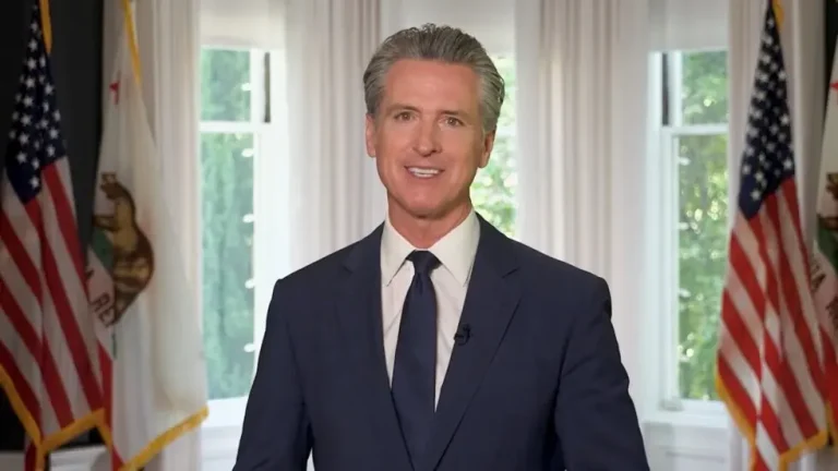 Newsom firma una reforma climática, ampliando el programa de comercio e impulsando la extracción de petroleros