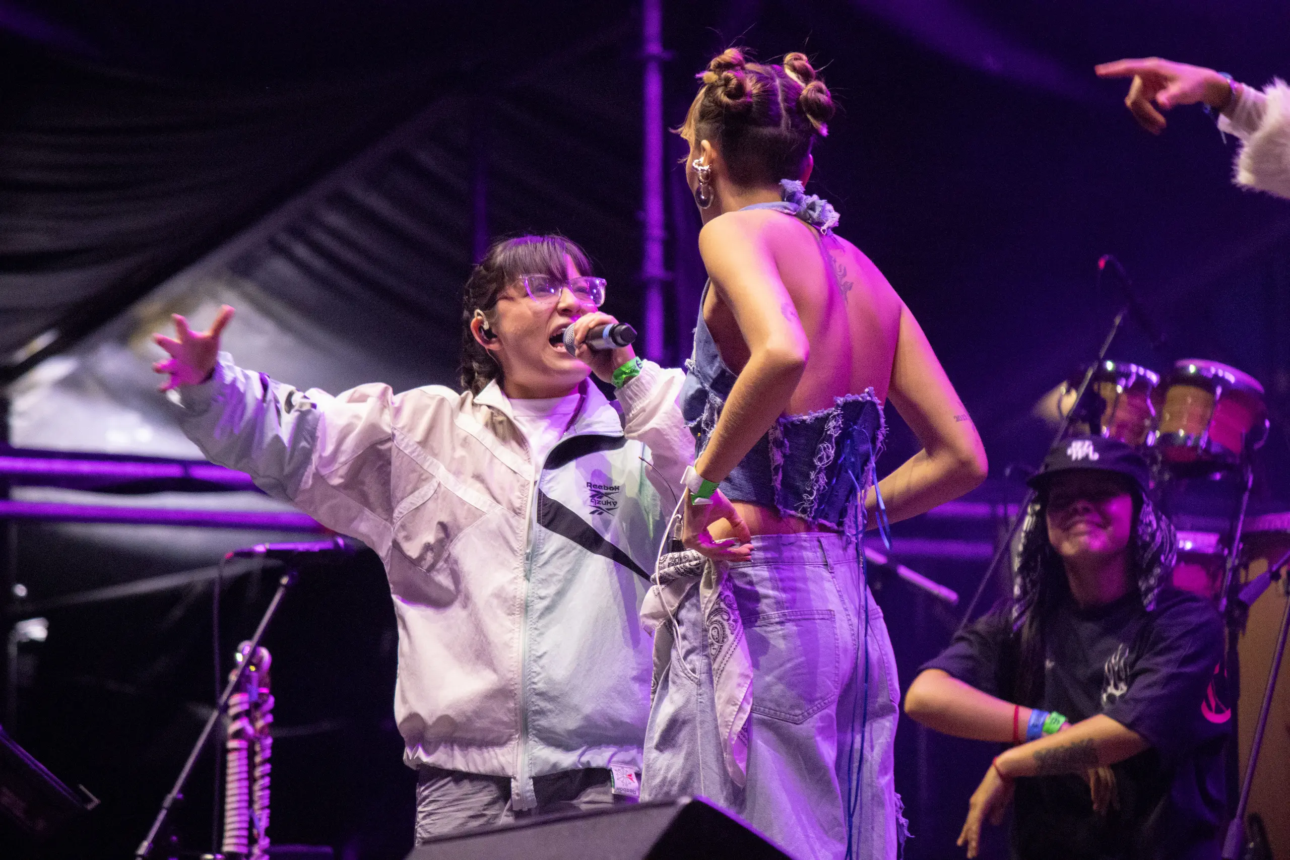 Azuky (de blanco) y Mena, en un espectáculo de freestyle, Ciudad de México, 6 de septiembre. Hans Leguízamo / MxPA.