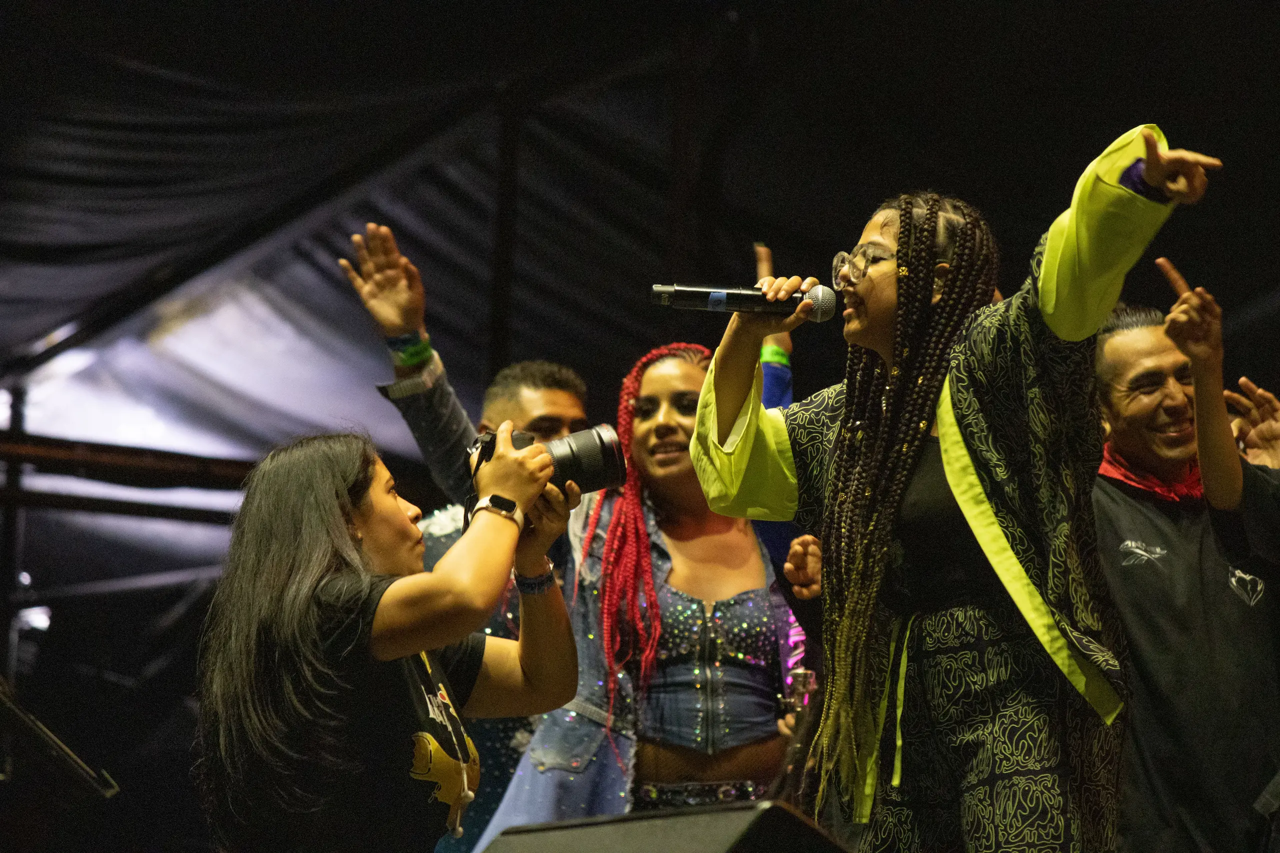 Prania Esponda, cantante y compositora feminista en el micrófono, Ciudad de México, 6 de septiembre. Hans Leguízamo / MxPA.
