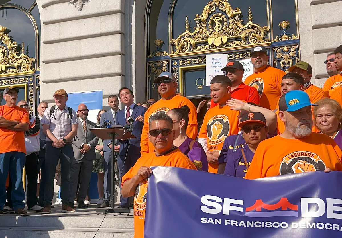 Funcionarios electos y miembros de la comunidad se manifestaron este martes en las escaleras del Ayuntamiento de San Francisco para proponer un rediseño de los mapas de distritos del Congreso. Foto: Bay City News.