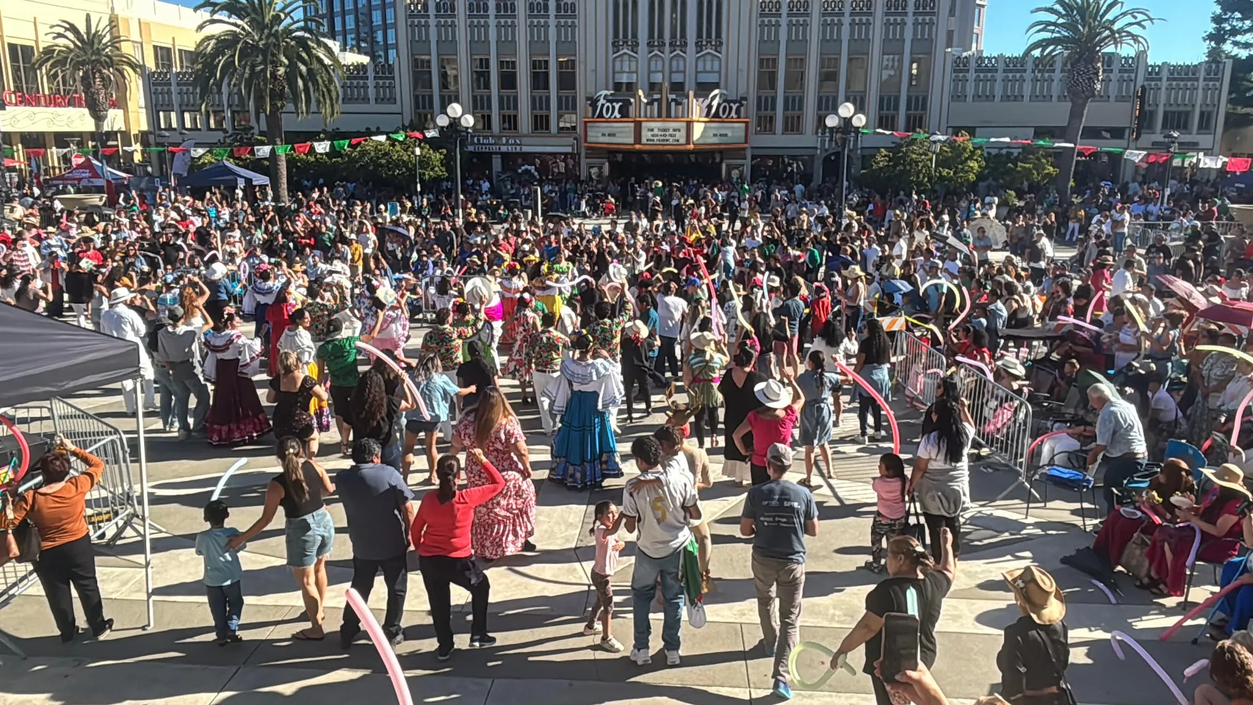 Fueron más de mil los participantes que fueron llenando de a poco la plaza principal de la ciudad.