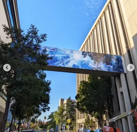 El puente de Winslow Street se transforma en lienzo de esperanza con mural de Kseniya Makarova