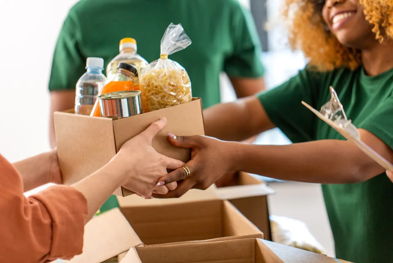 Ante la amenaza del cierre del gobierno federal que podría suspender beneficios de asistencia alimentaria, autoridades locales y líderes comunitarios hicieron un llamado urgente a la solidaridad vecinal.
