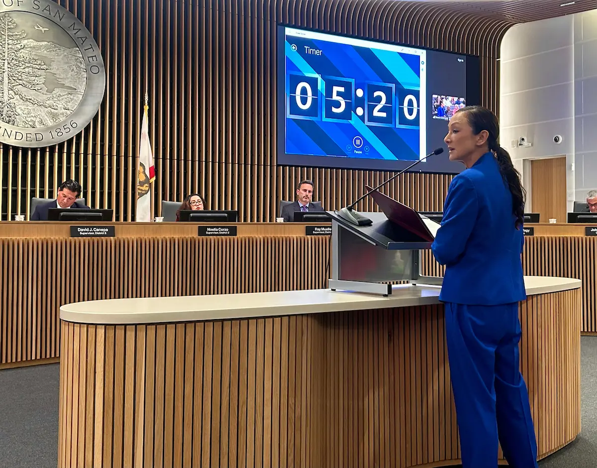 Sheriff Corpus es removida oficialmente de su cargo. La sheriff del condado de San Mateo, Christina Corpus, habla durante el turno de comentarios públicos antes de ser destituida de su cargo en una reunión especial de la Junta de Supervisores del Condado de San Mateo el martes 14 de octubre de 2025 en Redwood City, California. (Alise Maripuu/Bay City News)