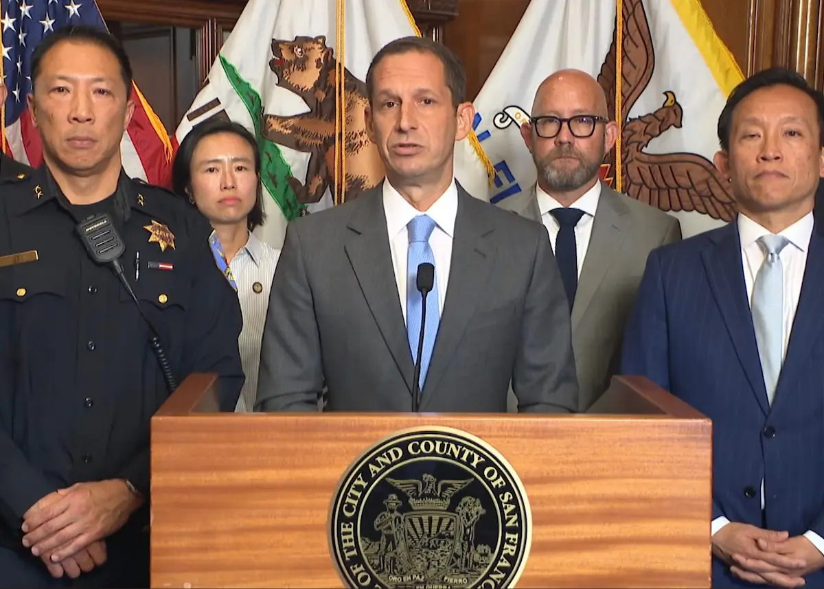Ante el despliegue de tropas federales en San Francisco, el alcalde Daniel Laurie dirigió un mensaje a los ciudadanos. (De izquierda a derecha) El subjefe del Departamento de Policía de San Francisco, Derrick Lew; la supervisora del Distrito 1, Connie Chan; el alcalde Daniel Lurie; el presidente de la Junta de Supervisores, Rafael Mandelman, y el fiscal municipal David Chiu durante una rueda de prensa sobre la llegada de tropas federales al Área de la Bahía el miércoles 22 de octubre de 2025 en San Francisco, California. (San Francisco Government TV a través de Bay City News).