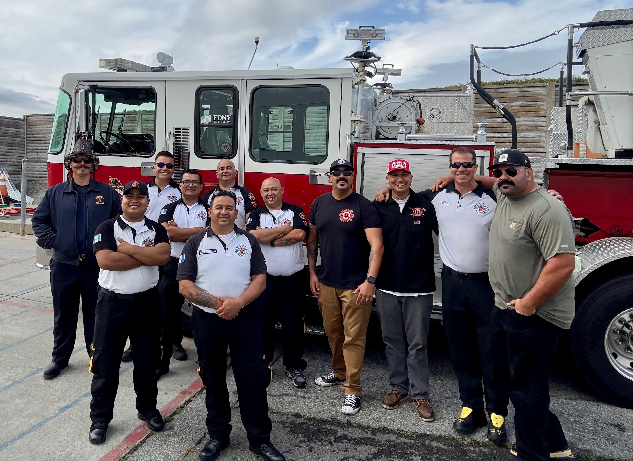 Un grupo de seis bomberos de Guatemala que llegó al condado de San Mateo para recibir instrucción y actualizaciones de sus colegas estadounidenses.  