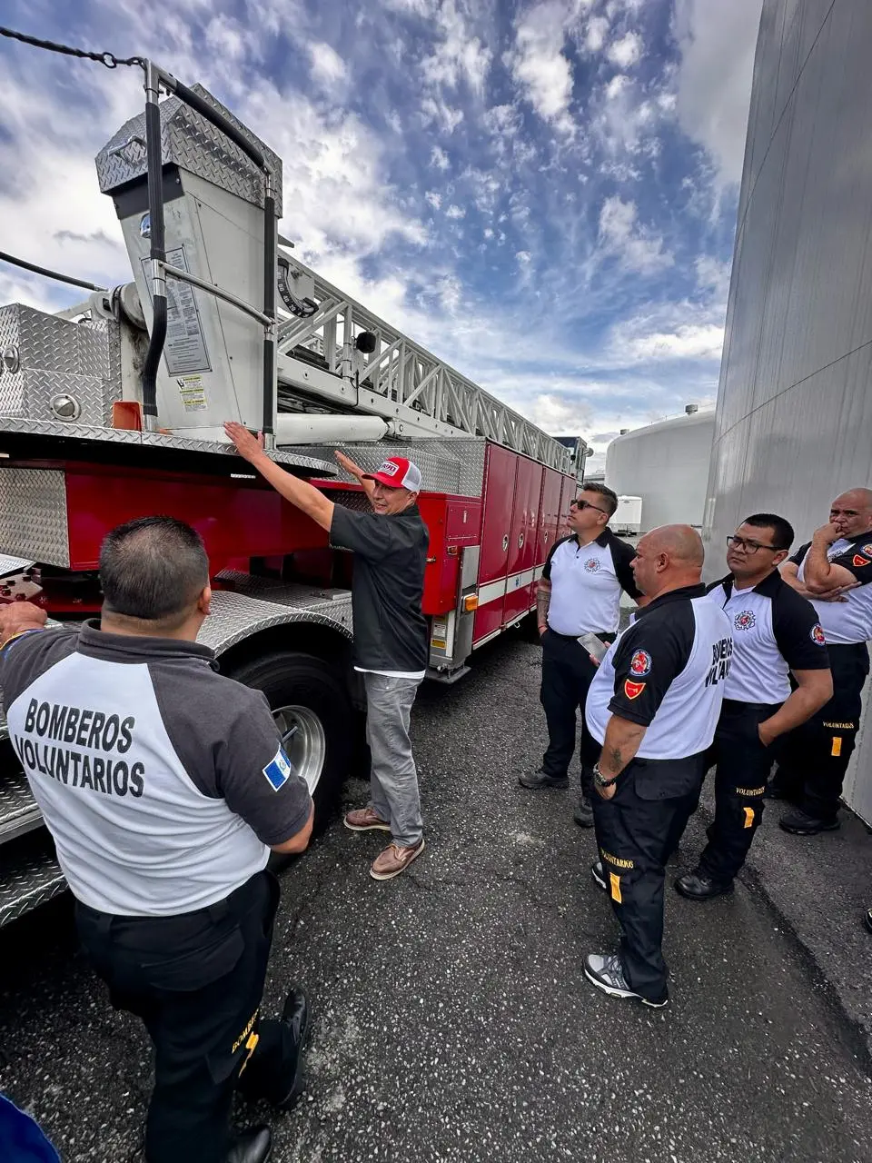 El teniente méxicoestadounidense Gustavo González colaboró con los bomberos guatemaltecos y sus colegas del condado peninsular en una función esencial: el idioma.