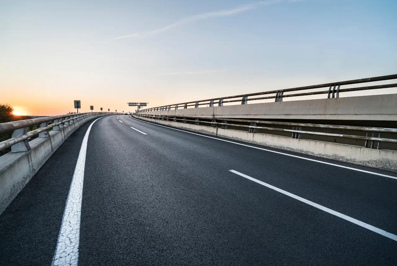 El gobernador Gavin Newsom anunció una inversión histórica de casi 5 mil millones de dólares destinada a mejorar carreteras y transporte limpio.
