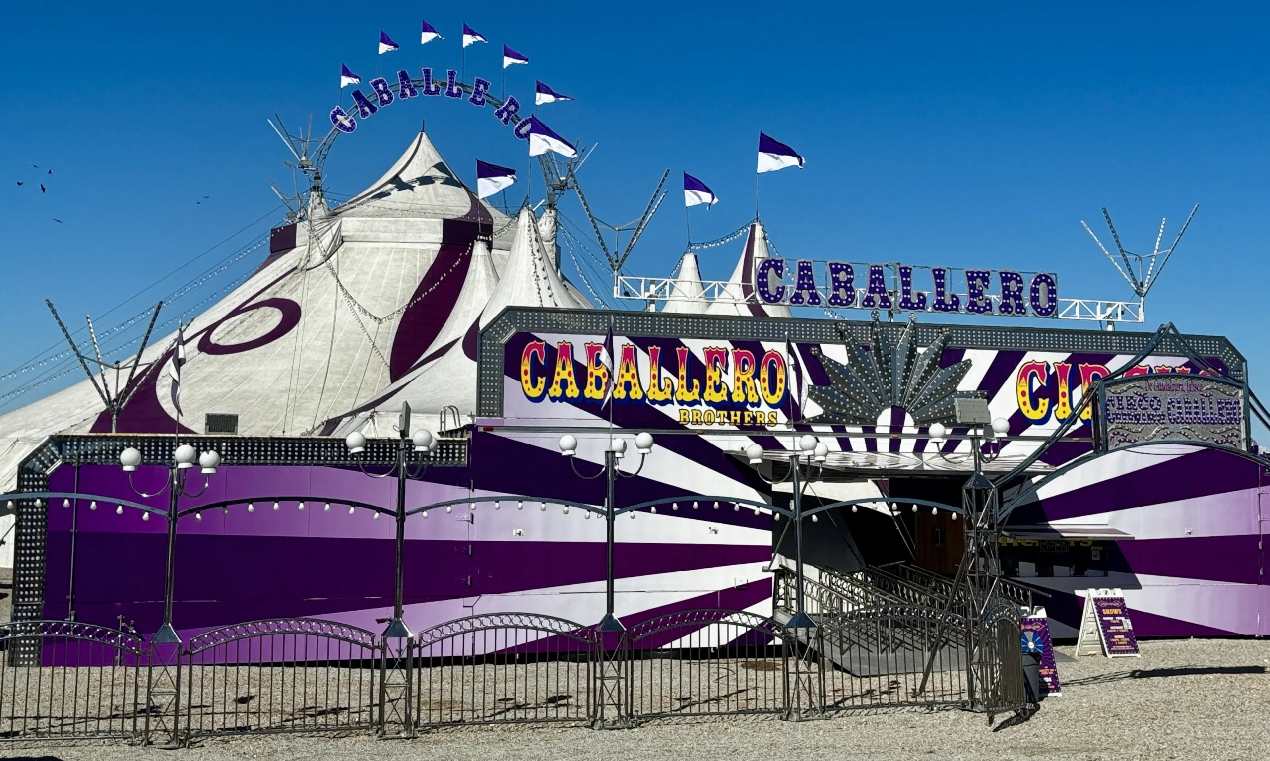 El Circo de los Hermanos Caballero vino al Área de la Bahía y, después de una larga ausencia, se presentó una vez más en East Palo Alto.
