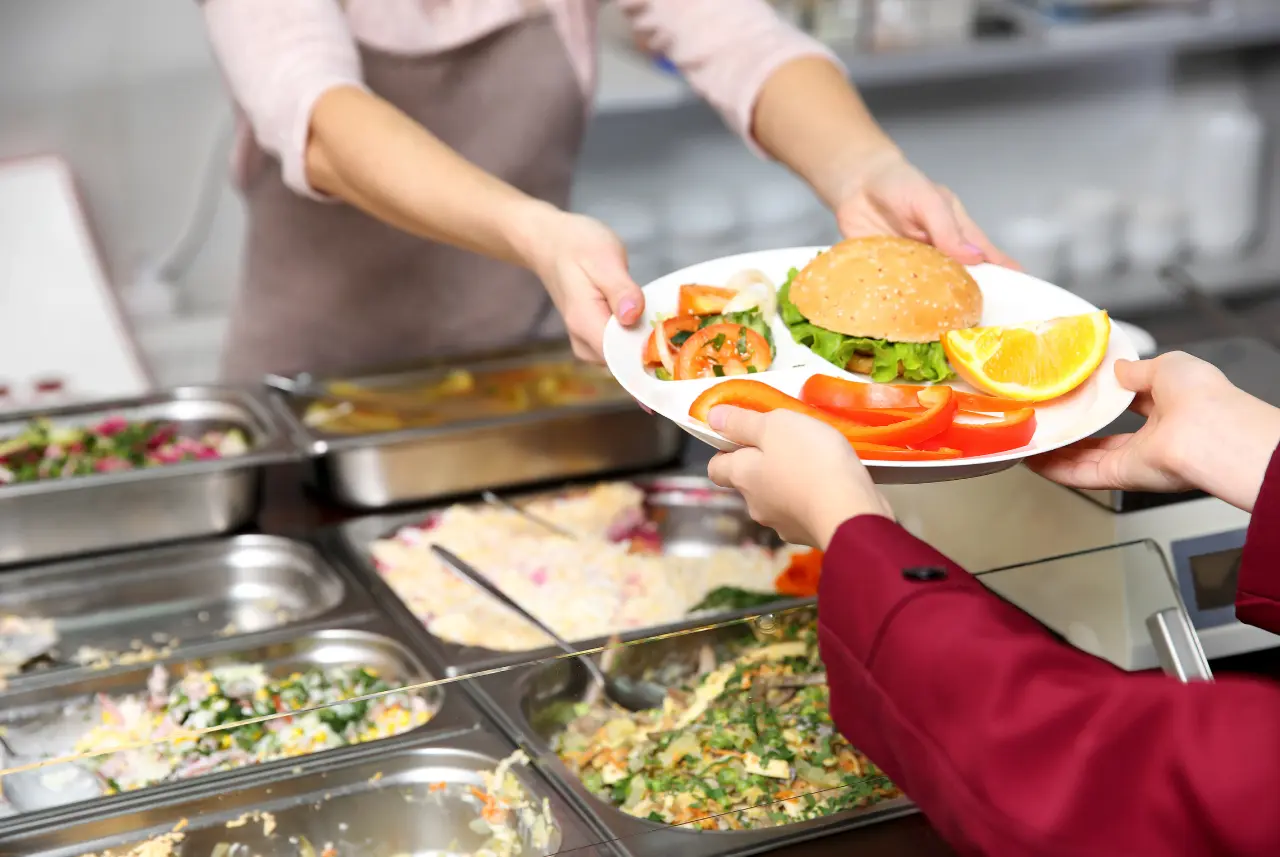 El gobernador Gavin Newsom firmó la ley AB 1264, que convierte a California en el primer estado de EE. UU. en prohibir los alimentos ultraprocesados en escuelas. 