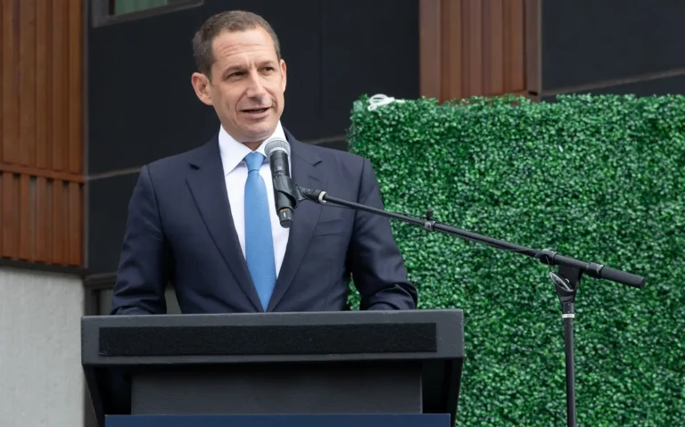 Trump acepta cancelar despliegue de tropas federales en SF: alcalde Lurie