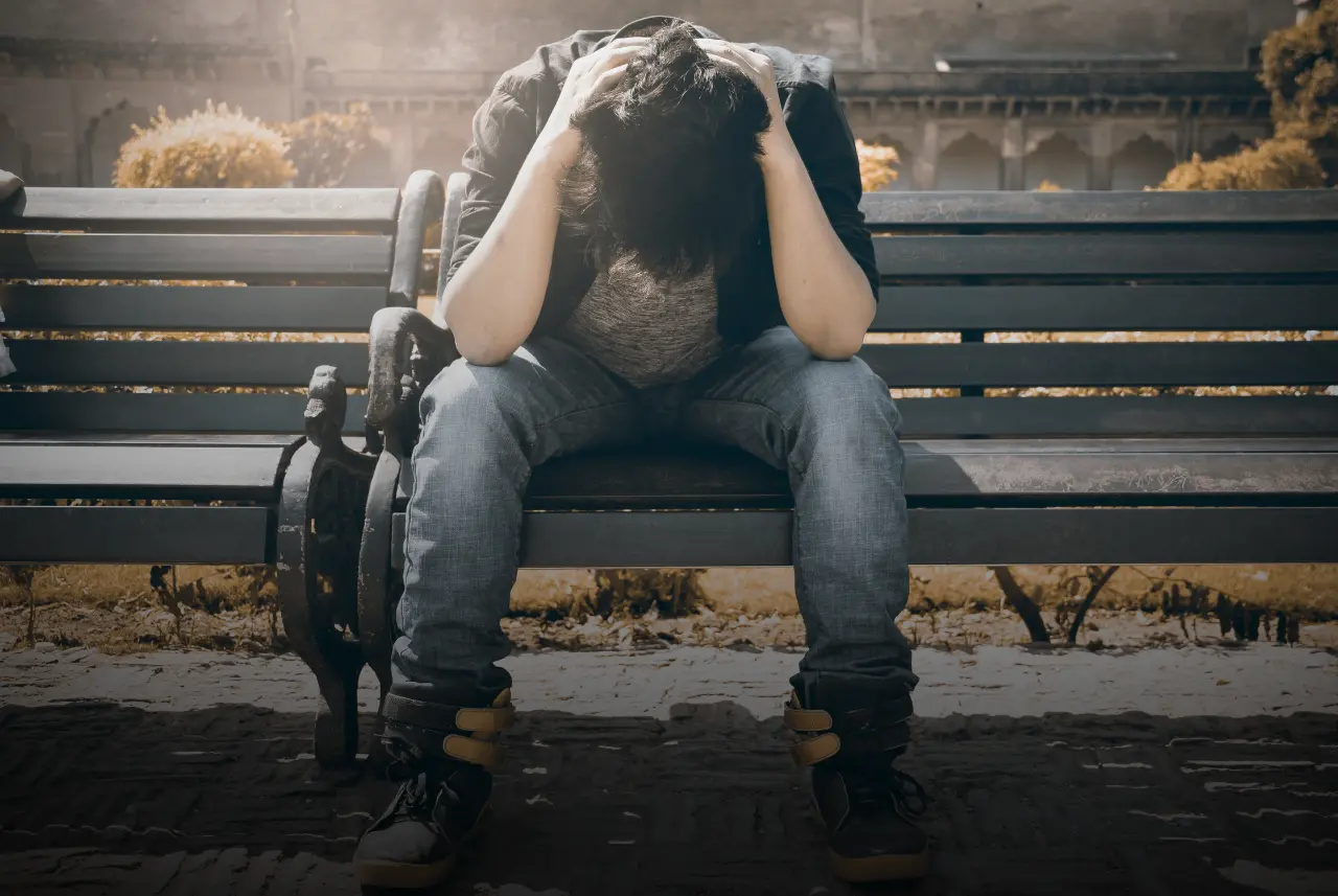 Medio millón de jóvenes californianos no estudian ni trabajan, en julio, el gobernador Gavin Newsom emitió una orden ejecutiva para abordar "el alarmante aumento de suicidios y la desconexión entre los jóvenes y adolescentes de California".