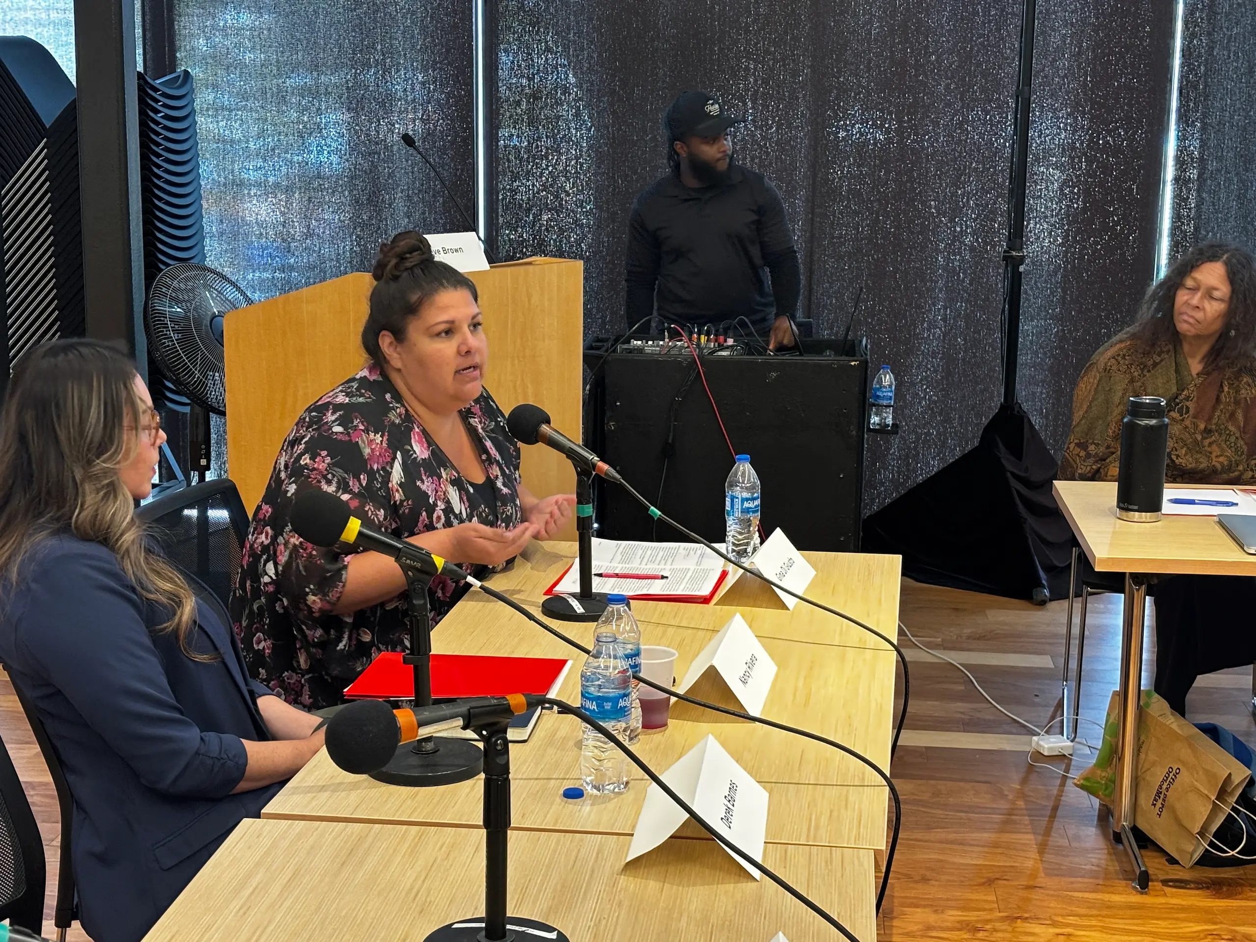 la abogada Gina Di Giusto de HERA enfatizó al respecto que la persona que busca ser propietaria debe informarse muy bien sobre los costos que implica ser dueña o dueño de una casa, pues si se adquiere una unidad en condominio, pueden darse aumentos súbitos e inesperados en lo que cobra periódicamente la asociación de propietarios o HOA.