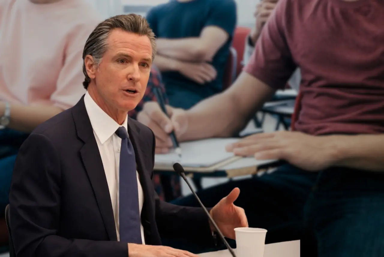 De acuerdo con el gobernador de California, Gavin Newsom, cualquier institución californiana que firme el pacto ideológico de Trump perderá miles de millones de dólares en financiación estatal, incluidas las becas Cal.