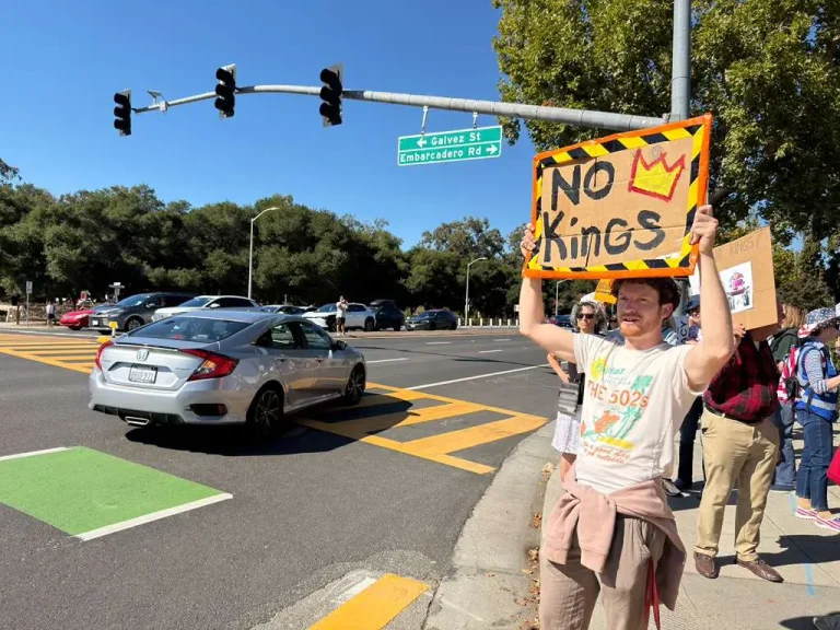 Área de la Bahía vibra con furia y esperanza durante las marchas “No Kings”