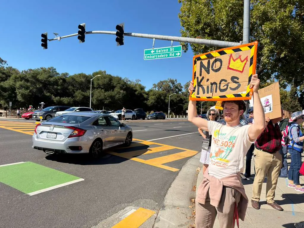 Bajo un cielo gris y una brisa que olía a mar y pólvora política, miles de voces tomaron las calles del Área de la Bahía este sábado 18 de octubre en las marchas No Kings.