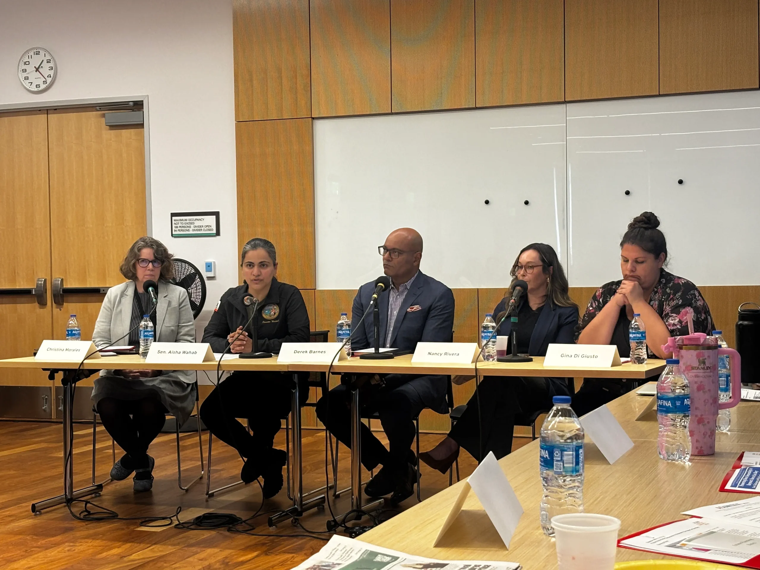 Hace veinte años, con cuatrocientos mil podía comprarse una vivienda básica. Hoy, esa misma casa básica no baja del millón doscientos mil dólares, una cifra imposible para la mayoría de trabajadores latinos en la Bahía. Panel que presentaron ACOM y HERA. Desde la izquierda, Christina Morales, Gerente de Vivienda de la ciudad de Hayward; senadora estatal demócrata Aisha Wahab (distrito 10); Derek Barnes, CEO de la Asociación de Vivienda de Renta del este de la Bahía; Nancy Rivers, directora ejecutiva A-1 Community Housing Services, y Gina Di Giusto, abogada “senior” de HERA.