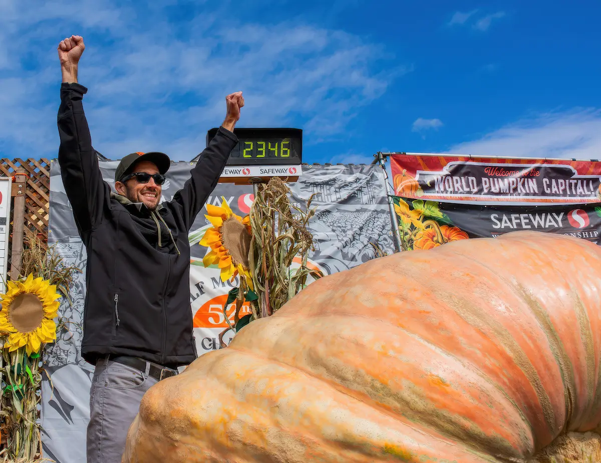 El jardinero de Santa Rosa, Brandon Dawson, ganó el premio mundial a la calabaza gigante por su ejemplar de 2,346 libras.