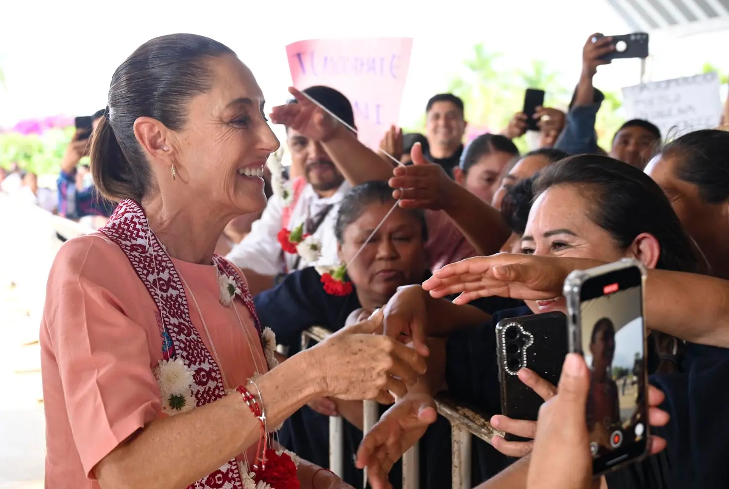 A un año de haber asumido la Presidencia de México, Claudia Sheinbaum alcanza 80% de aprobación, de acuerdo con un estudio publicado por El País. 