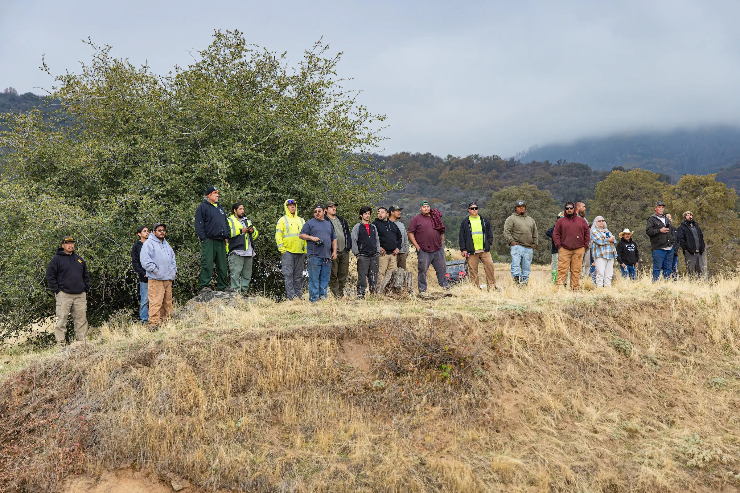 La restitución, coordinada por la Agencia de Recursos Naturales de California (CNRA), la Junta de Conservación de la Vida Silvestre (WCB), el Departamento de Pesca y Vida Silvestre (CDFW) y The Conservation Fund (TCF), permitirá a la tribu restaurar tierras sagradas, recuperar fuentes tradicionales de alimento y medicina, y fortalecer la continuidad cultural para las generaciones futuras.