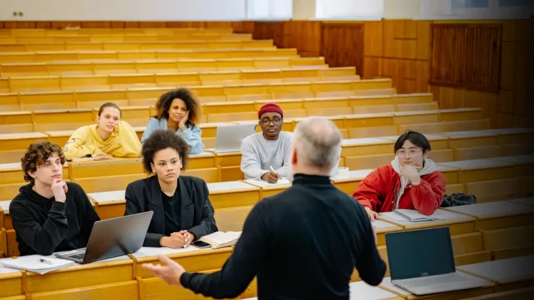 “Encuentra a tu aliado”: apoyo legal para estudiantes indocumentados en universidades comunitarias
