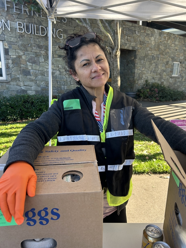 Alicia Barrera-Contreras, quien además es beneficiaria del programa, a través de un intérprete, explicó que el alto costo de los pavos habría impedido preparar su tradicional cena nicaragüense de zanahorias y chayote para su familia en South San Francisco. 