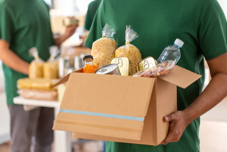 Redwood City activa red de apoyo alimentario ante crisis por suspensión de beneficios federales