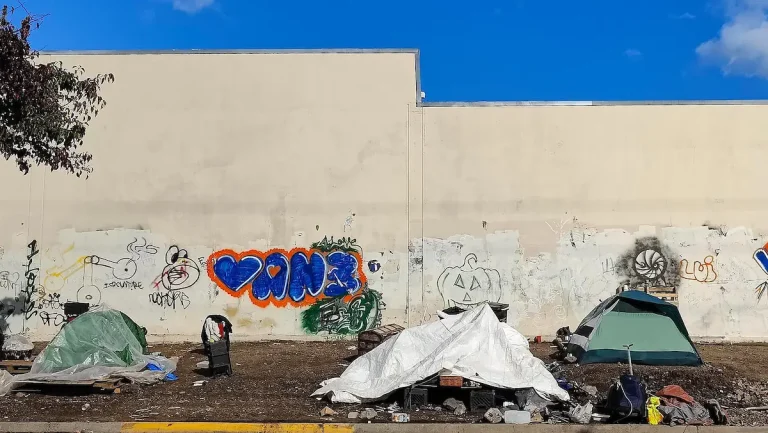 “La gente va a morir”: líderes del Área de la Bahía que ayudan a personas sin hogar se pronuncian sobre los recortes del HUD