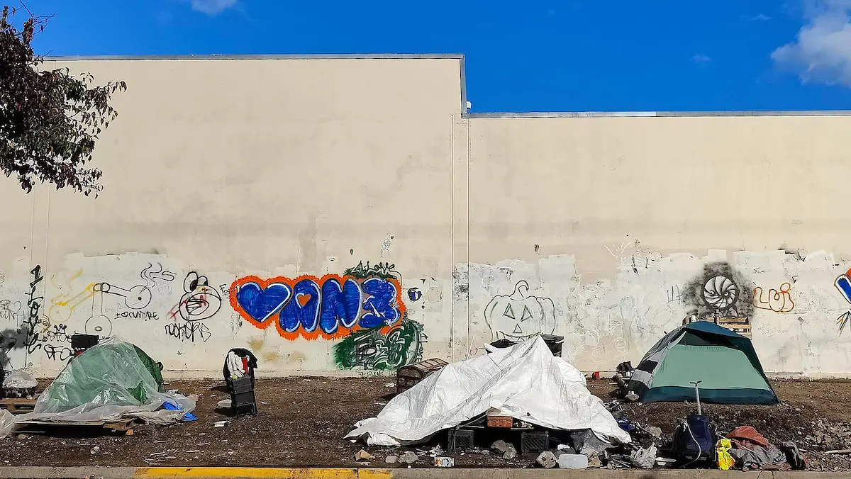 Los recortes del HUD representan una ruptura radical con las anteriores respuestas de vivienda prioritaria a la falta de vivienda. Un campamento de personas sin hogar cerca de San Rafael Creek, en la intersección de Anderson Drive y Lindaro Street, en San Rafael, California, el martes 18 de noviembre de 2025. El campamento está separado de la zona de acampada autorizada por la ciudad, situada en el extremo norte del Mahon Creek Path. (George Alfaro/Bay City News)