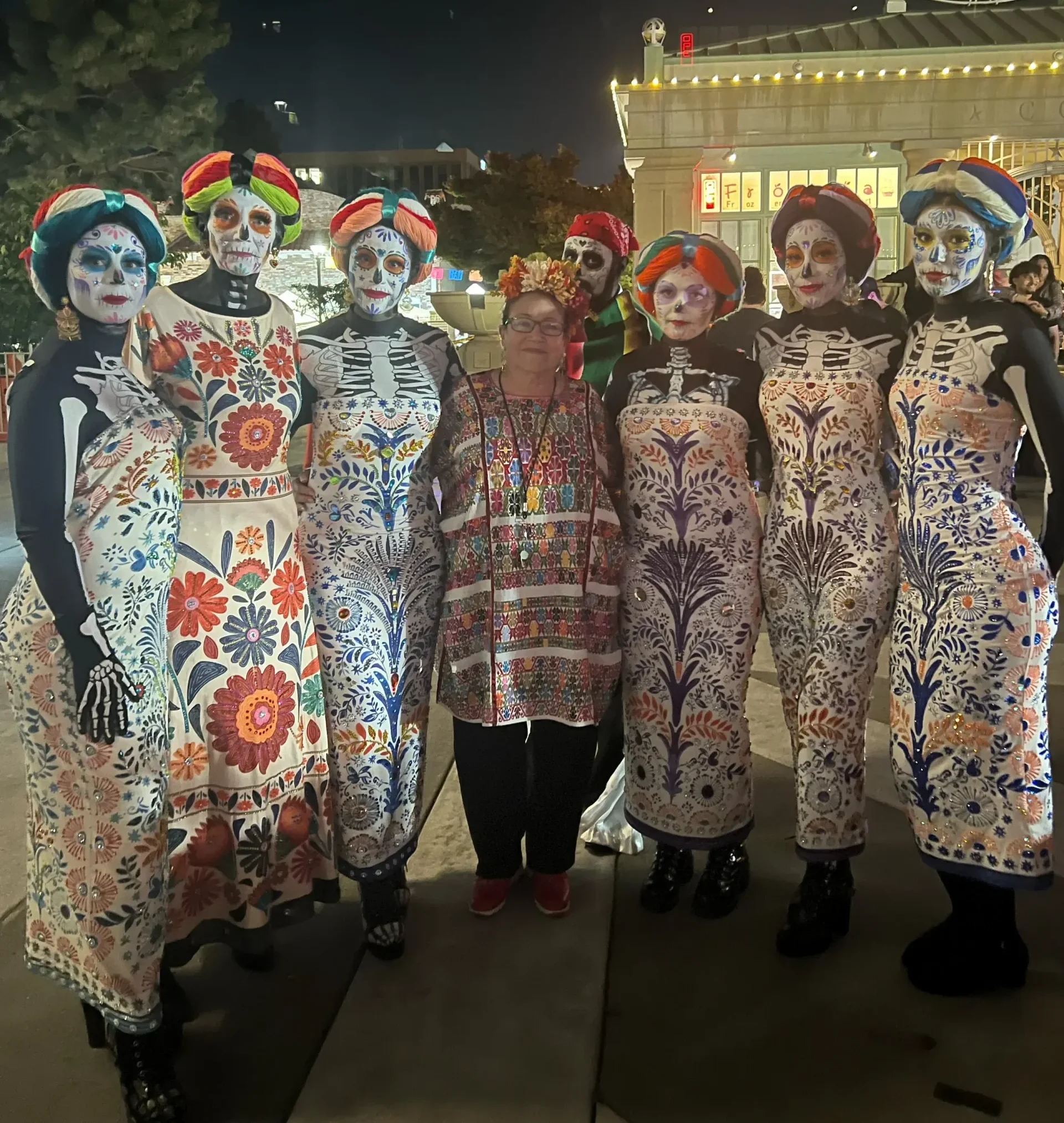El Ballet Folklórico Mexicano de Casa Círculo Cultural presentó lo que puede considerarse como el atractivo central de la velada: bailes en la tradición del estado de Puebla.