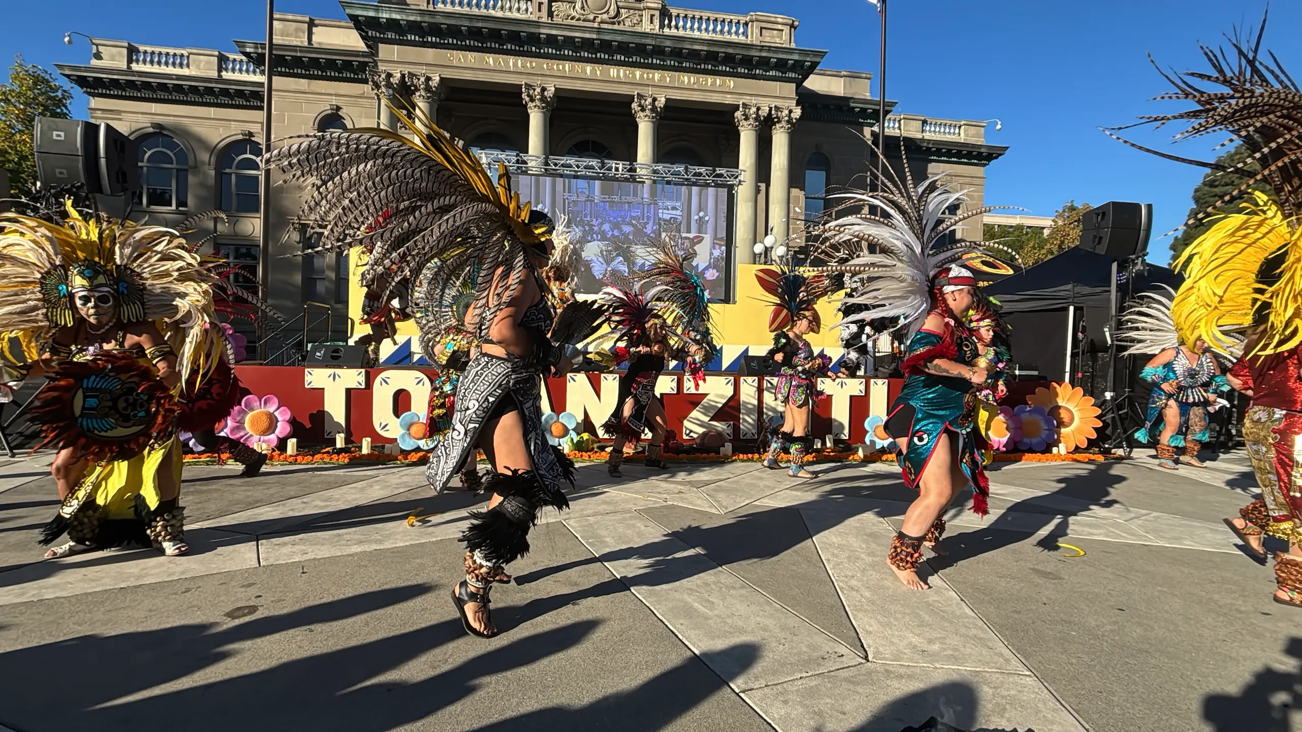 Como en años anteriores, se hizo en la plaza central de la ciudad, Courthouse Square, frente al Museo Histórico del Condado y ex Palacio de Justicia.