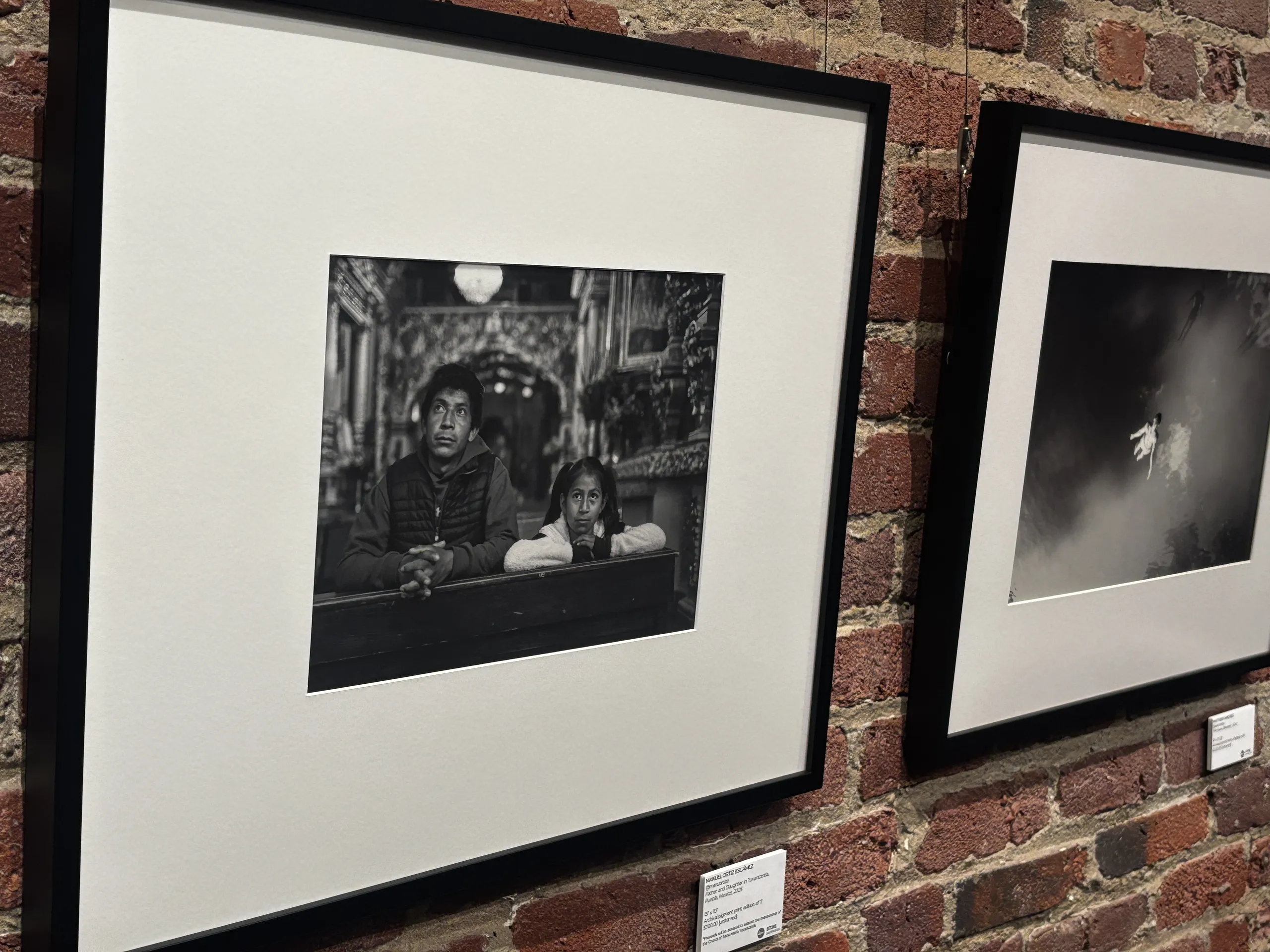 La niña que está arrodillada en uno de los bancos de Santa María Tonanzintla con su papá en la foto expuesta "es una de las guías del lugar", continuó Manuel. "Ella se sabe muy bien esa parte de la historia de la iglesia y esa fusión entre España y México".
