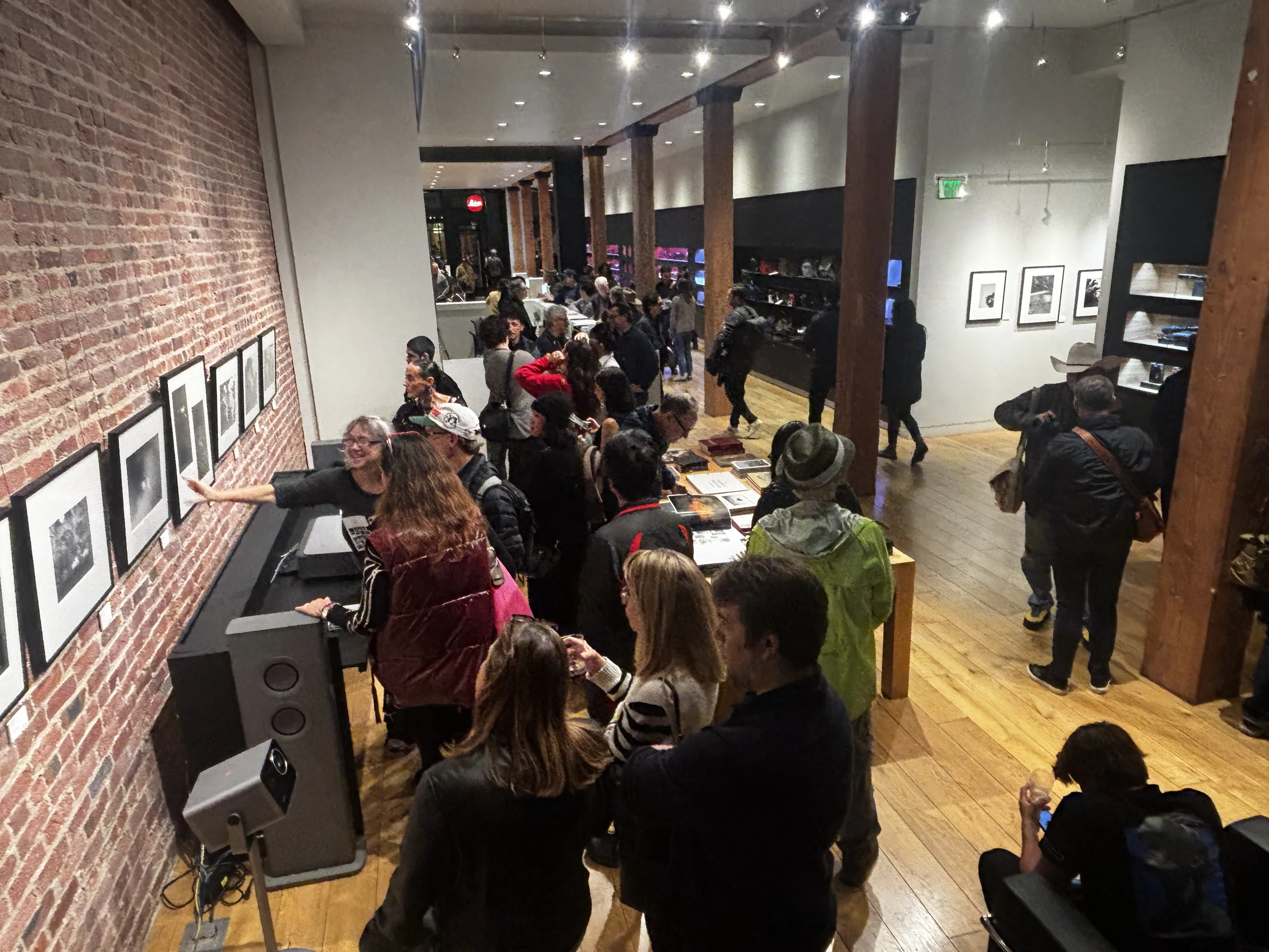 'Eco' -en español- reúne obras de 25 artistas "en un tierno diálogo entre el pasado y el presente, entre el destello de la primera mirada y el profundo conocimiento que llega con el paso del tiempo", según señala la página de internet de la muestra.