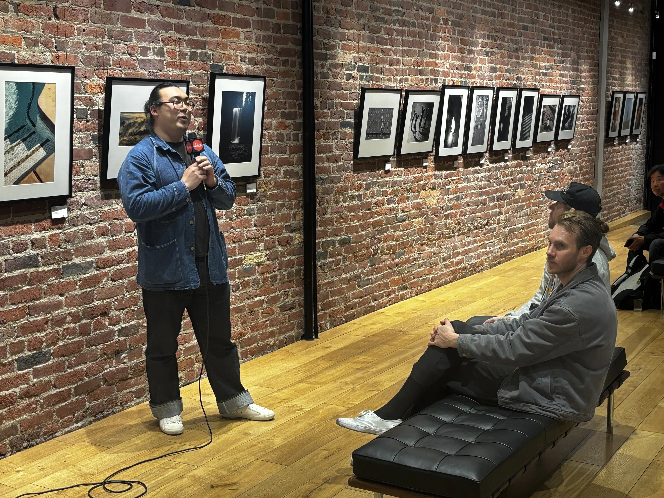 El curador -quien seleccionó las fotos de la muestra- se llama Lucien Liu, y dice que las tiendas Leica tienen como misión mostrar el trabajo de los artistas que se relacionan con la marca, aparte de ofrecer sus productos al público.