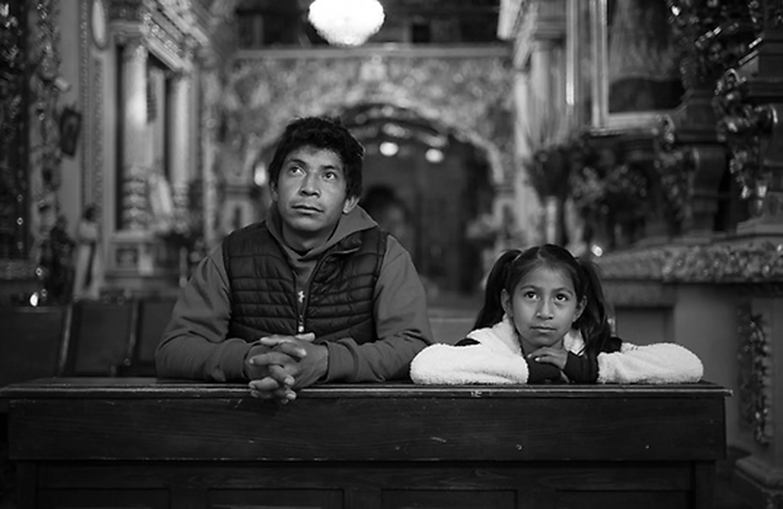Entre los que exponen está Manuel Ortiz Escámez, director editorial de Peninsula360Press, con una foto en blanco y negro tomada en la iglesia de Santa María Tonantzintla, en Puebla, "posiblemente el único templo católico mexicano que tiene deidades prehispánicas incrustadas en el techo y en otras partes", explicó.