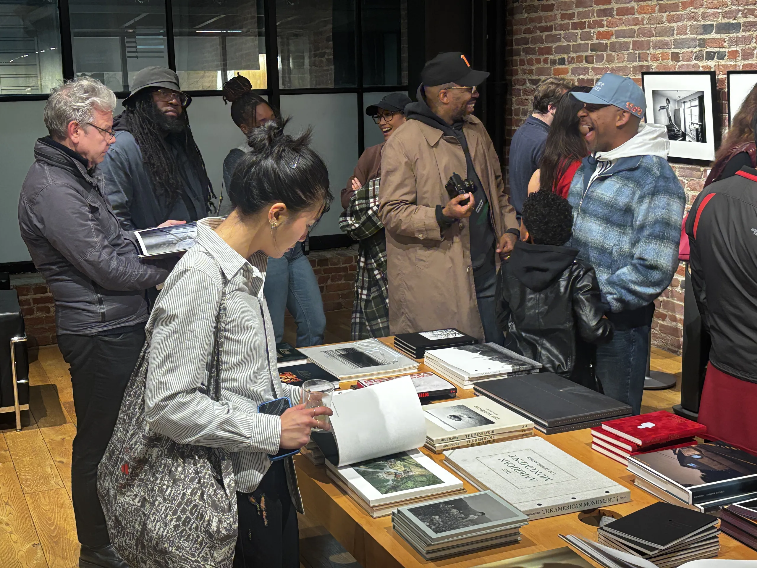 La exposición se desarrolla en colaboración con Camera West, empresa proveedora de equipamiento para fotógrafos, que cumple 25 años de existencia; y por eso Echo tiene igual número de artistas.