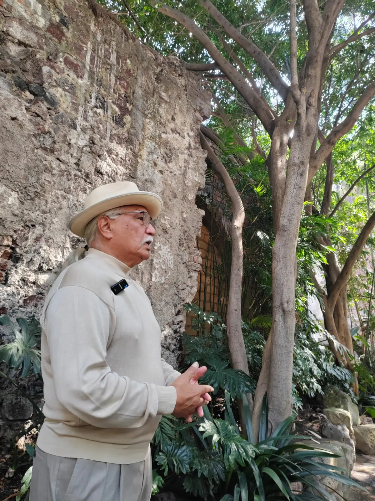 El cantante de boleros Enrique Ramírez creció entre Texas y Torreón, en una familia donde la música se volvió refugio desde la infancia.