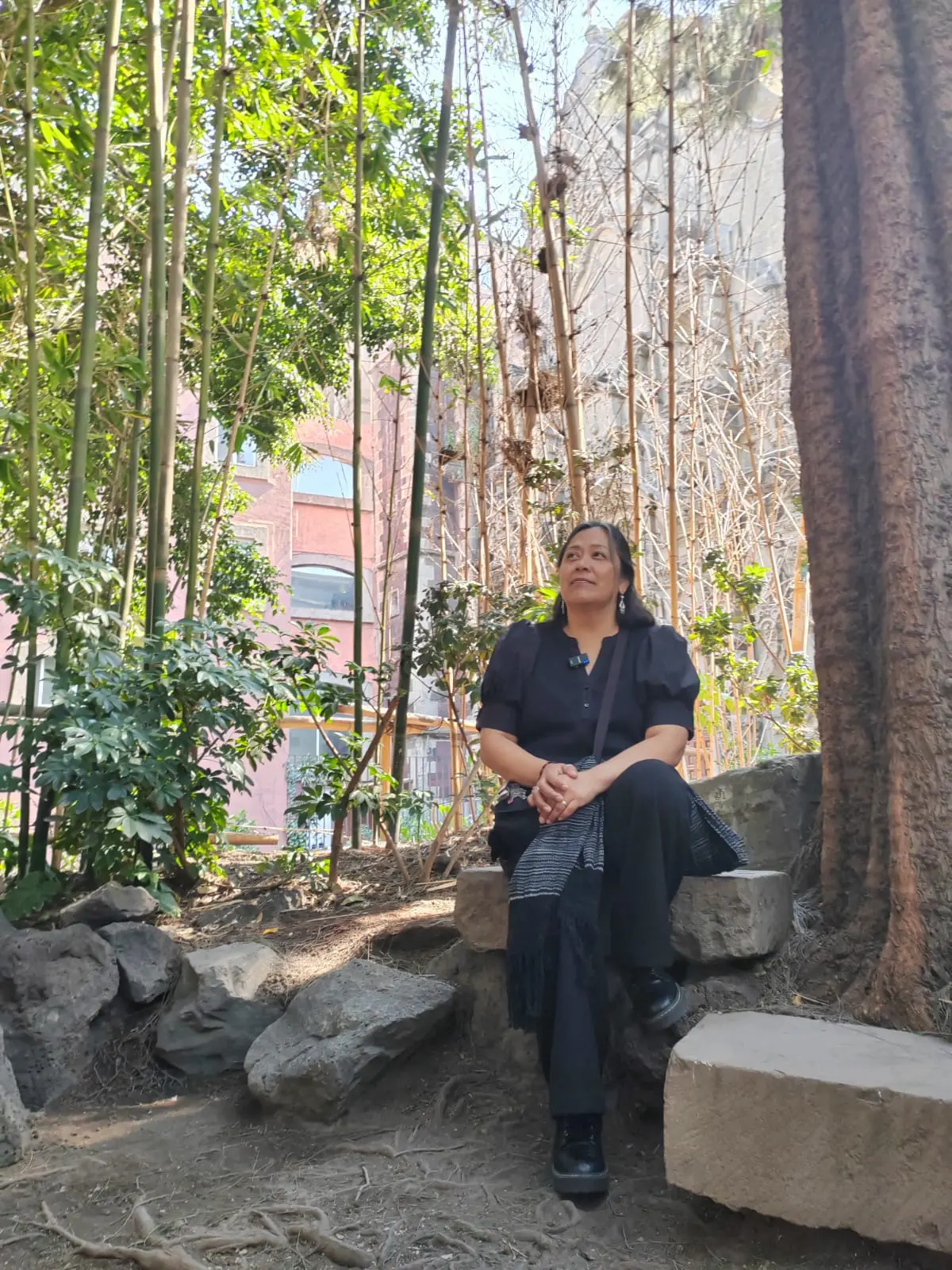 Gabriela Santos —originaria de la Ciudad de México e hija de migrantes oaxaqueños— combina su trabajo en una ONG de apoyo a personas migrantes con talleres de arte comunitario, desfiles, altares de Día de Muertos y proyectos de preservación cultural.