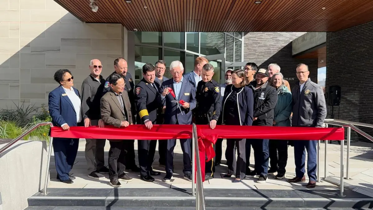 Miembros de la comunidad y líderes municipales de la ciudad de Palo Alto inauguraron un nuevo edificio de seguridad pública.