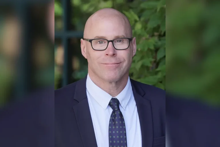 Redwood City elige a Patrick Heisinger como su próximo administrador municipal