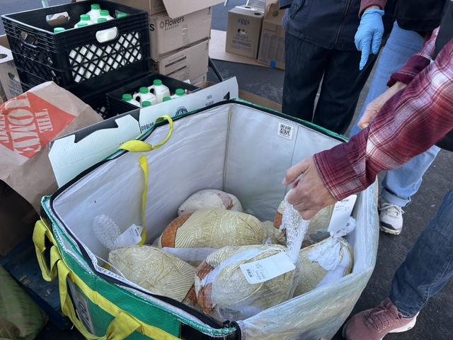 Ninguna mesa sin pavo: Ante el aumento en la demanda de asistencia alimentaria y los altos costos de vida en la región, el condado de San Mateo reforzó sus apoyos de emergencia. Foto: Condado de San Mateo