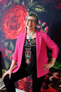 La cineasta y promotora comunitaria Tricia Creason-Valencia completa el grupo.