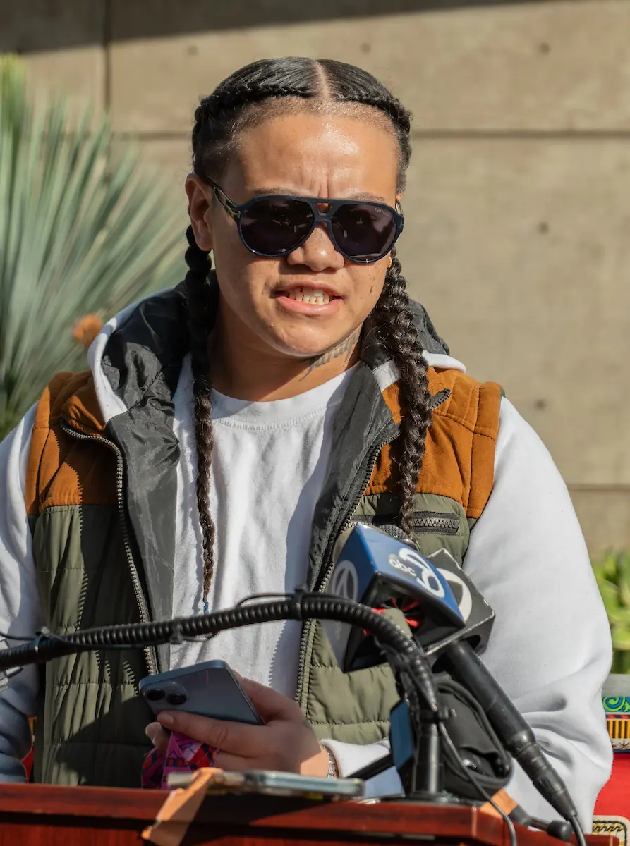 Tualla Auimatagi, una mujer que fue encarcelada una semana después de que ocurriera el presunto incidente, dijo que las prácticas de registro corporal y otras prácticas deshumanizantes fueron entrenadas para los nuevos oficiales.